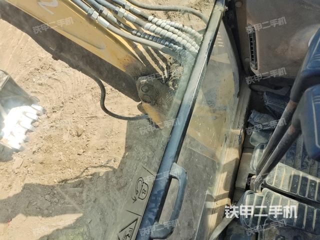行走控制手柄和踏板?俯拍(駕駛室部分) 行走控制手柄和踏板?俯拍(駕駛室部分)
