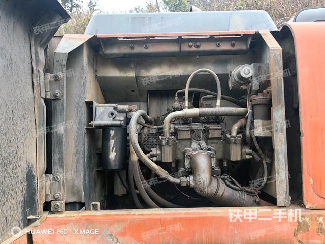 液壓泵艙室正面整體(整機外觀) 液壓泵艙室正面整體(整機外觀)