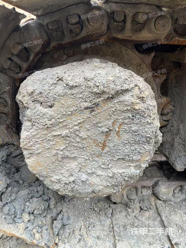 單側(cè)履帶整體(整機(jī)外觀) 單側(cè)履帶整體(整機(jī)外觀)