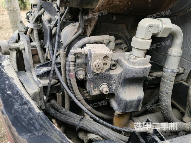 液壓泵艙室正面整體(整機(jī)外觀) 液壓泵艙室正面整體(整機(jī)外觀)