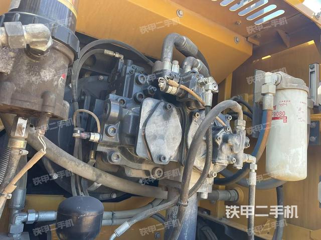 液壓泵艙室正面整體(整機(jī)外觀) 液壓泵艙室正面整體(整機(jī)外觀)