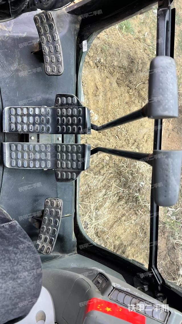 行走控制手柄和踏板?俯拍（駕駛室部分）