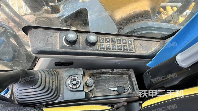 座椅右側(cè)控制臺/鑰匙門/油門/含右手柄（駕駛室部分）