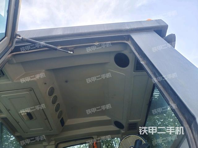 右側(cè)正面照（壓路機(jī)駕駛室）