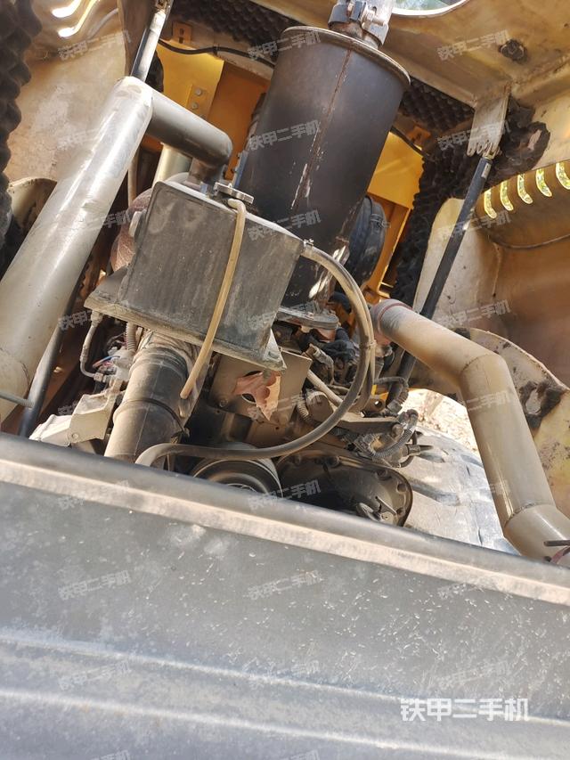 發(fā)動(dòng)機(jī)上部全景（壓路機(jī)發(fā)動(dòng)機(jī)艙）