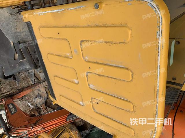 駕駛室頂部(整機(jī)外觀) 駕駛室頂部(整機(jī)外觀)