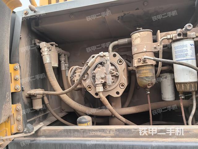 液压泵舱室正面整体（整机外观）