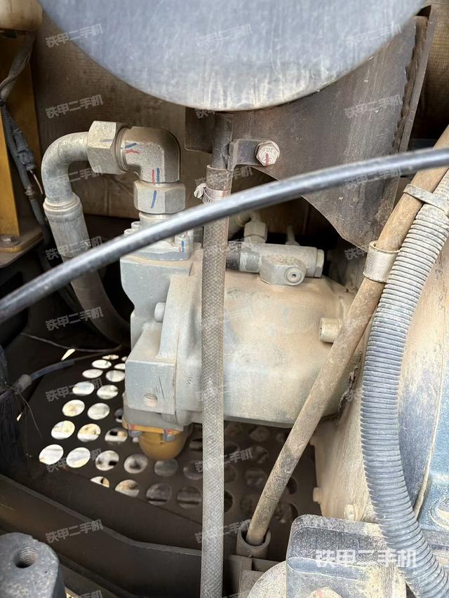 液壓泵艙室正面整體(整機外觀) 液壓泵艙室正面整體(整機外觀)