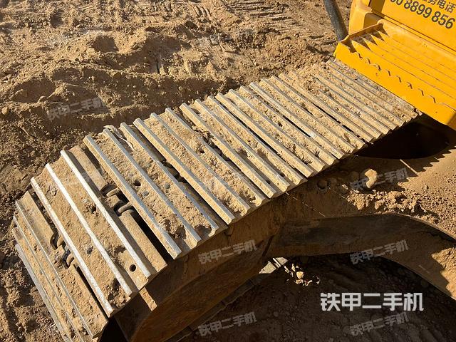 單側(cè)履帶整體(整機(jī)外觀) 單側(cè)履帶整體(整機(jī)外觀)