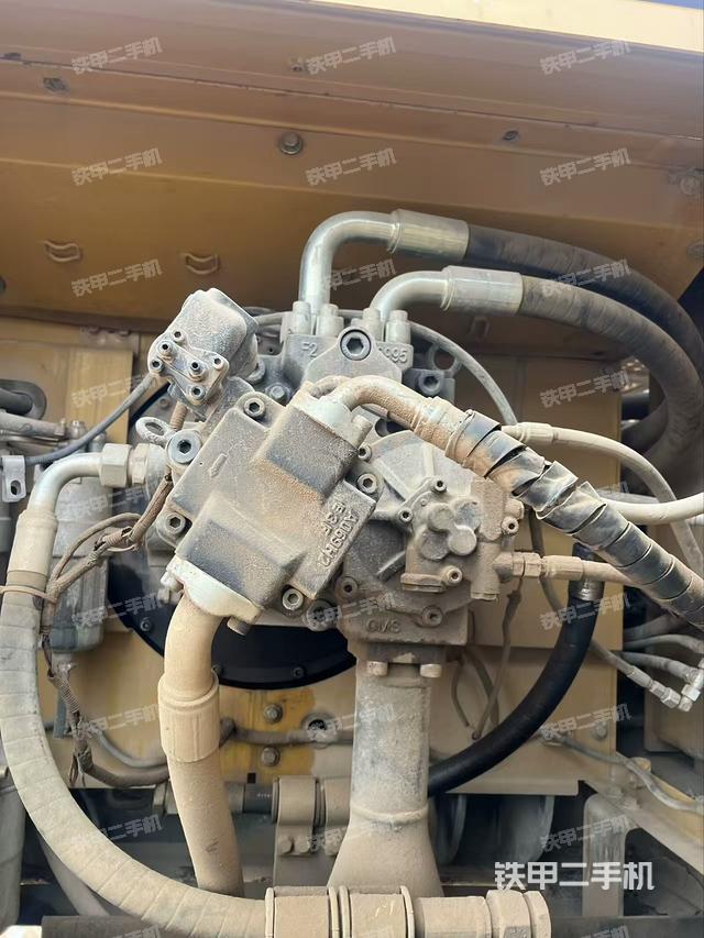 液壓泵艙室正面整體(整機(jī)外觀) 液壓泵艙室正面整體(整機(jī)外觀)