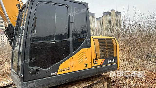 駕駛室左前45度(駕駛室部分) 駕駛室左前45度(駕駛室部分)