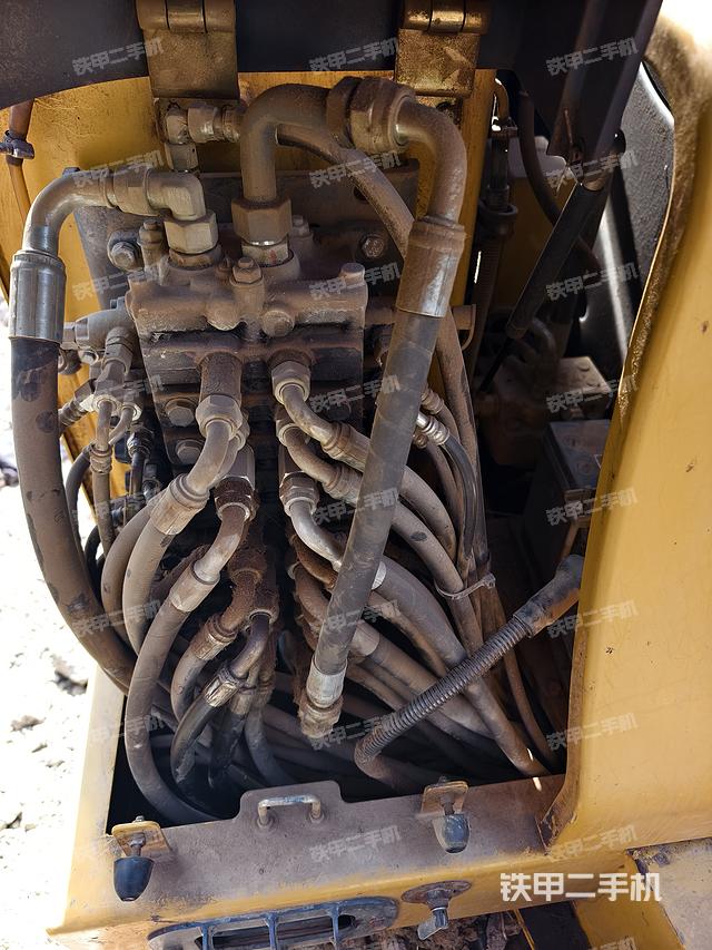 回转马达和主控阀（整机外观）