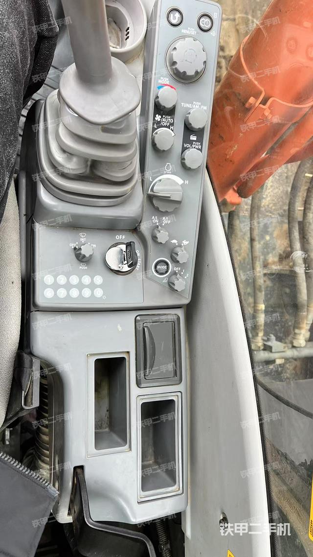 座椅右側(cè)控制臺/鑰匙門/油門/含右手柄（駕駛室部分）