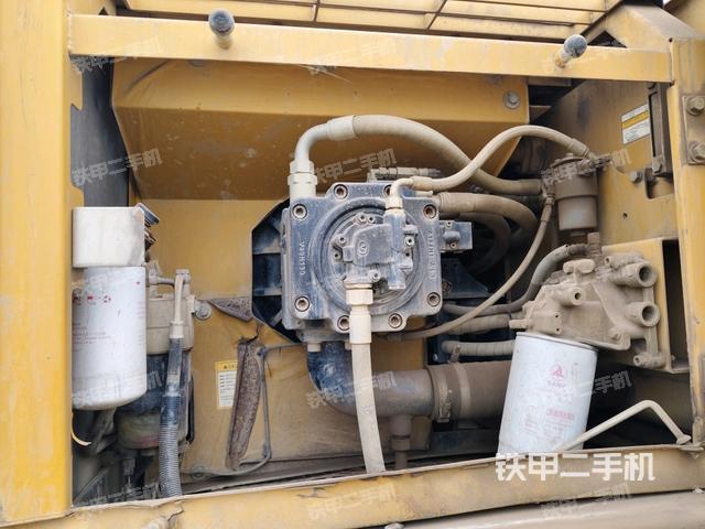 液壓泵艙室正面整體（整機外觀）