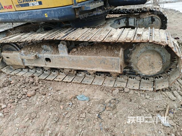 單側(cè)履帶整體(整機(jī)外觀) 單側(cè)履帶整體(整機(jī)外觀)