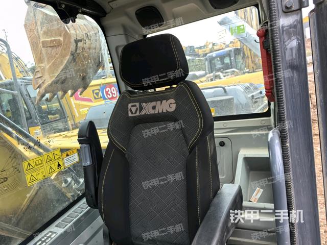 行走控制手柄和踏板?俯拍（駕駛室部分）