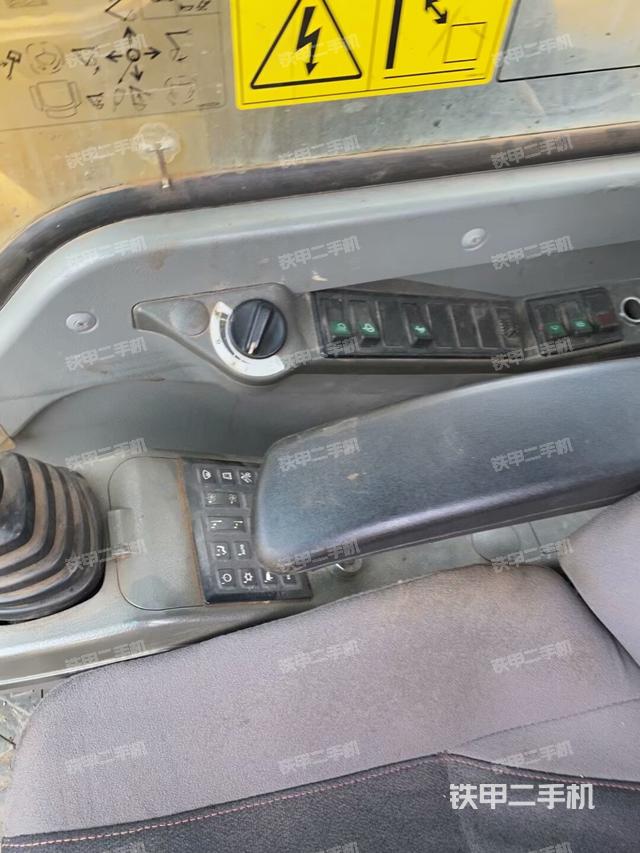 行走控制手柄和踏板?俯拍（駕駛室部分）