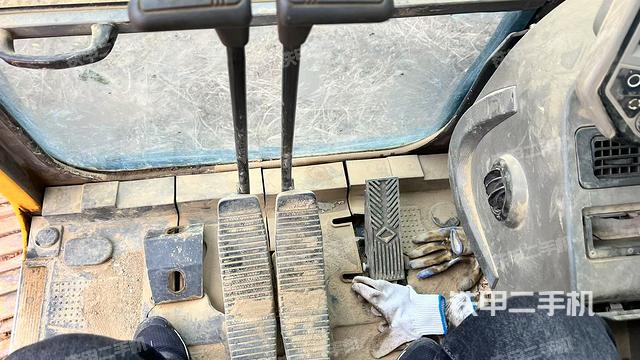 行走控制手柄和踏板?俯拍（駕駛室部分）