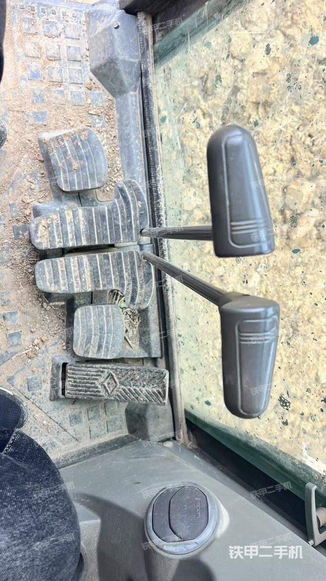 行走控制手柄和踏板?俯拍(駕駛室部分) 行走控制手柄和踏板?俯拍(駕駛室部分)