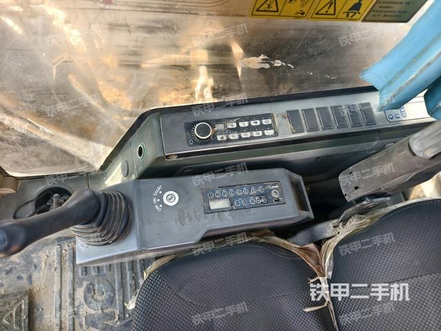 座椅右側控制臺/鑰匙門/油門/含右手柄（駕駛室部分）