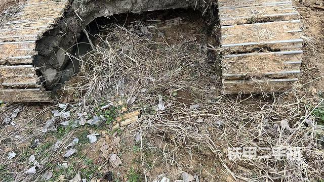 轉(zhuǎn)盤(pán)和下車(chē)架正前（工作和回轉(zhuǎn)裝置）