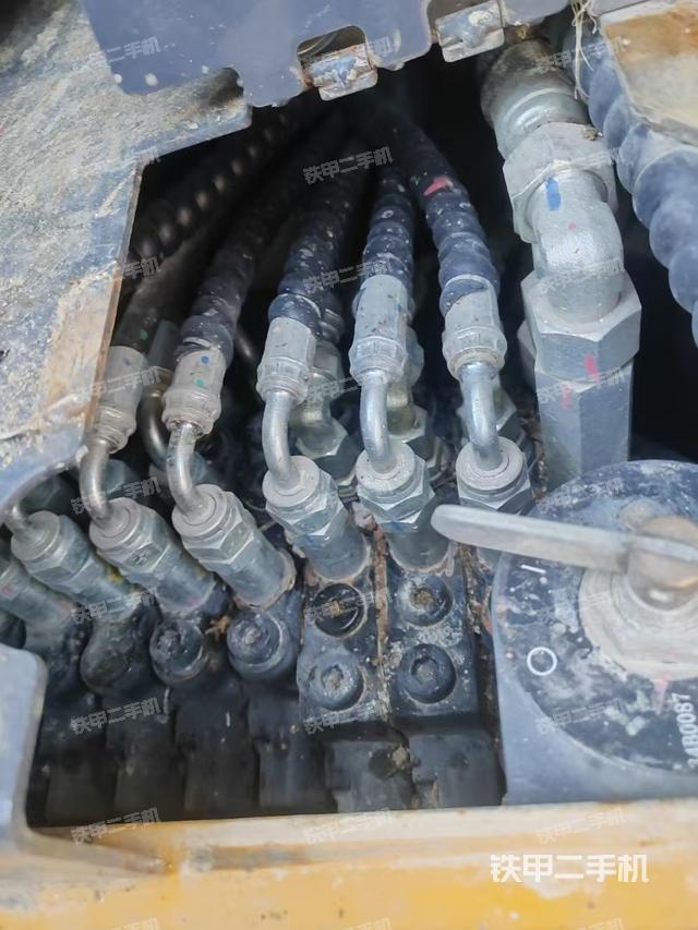 回轉(zhuǎn)馬達(dá)和主控閥（整機(jī)外觀）