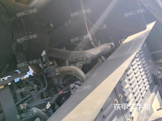 發(fā)動機(jī)艙液壓泵全景（壓路機(jī)發(fā)動機(jī)艙）