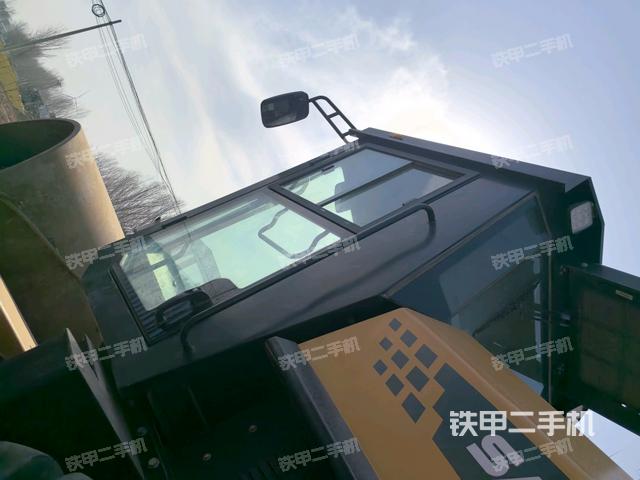 右側(cè)正面照（壓路機(jī)駕駛室）