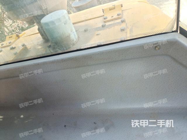 駕駛室頂蓬內(nèi)（壓路機(jī)駕駛室）