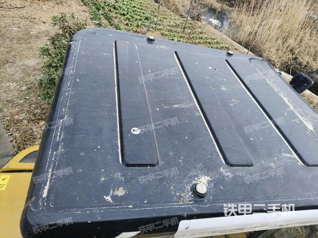 駕駛室頂部(整機(jī)外觀) 駕駛室頂部(整機(jī)外觀)