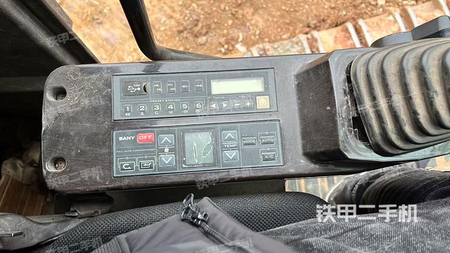 座椅左側(cè)控制臺(tái)/音響/含左手柄(駕駛室部分) 座椅左側(cè)控制臺(tái)/音響/含左手柄(駕駛室部分)