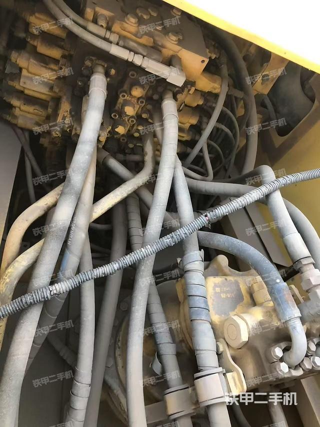 回轉(zhuǎn)馬達和主控閥(整機外觀) 回轉(zhuǎn)馬達和主控閥(整機外觀)