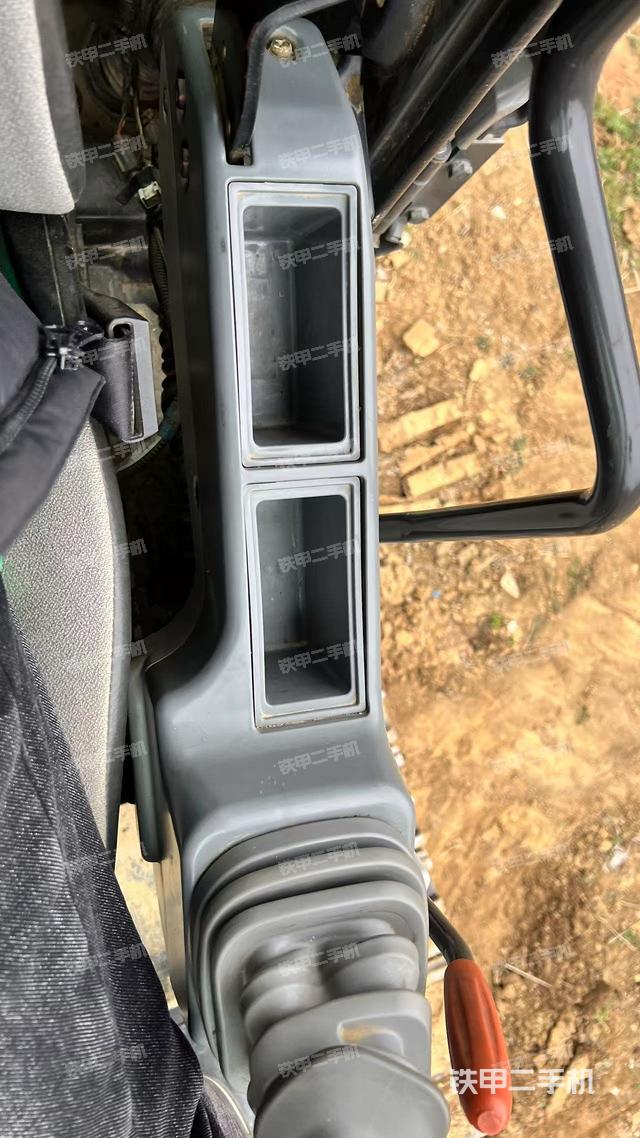 座椅左側(cè)控制臺/音響/含左手柄（駕駛室部分）