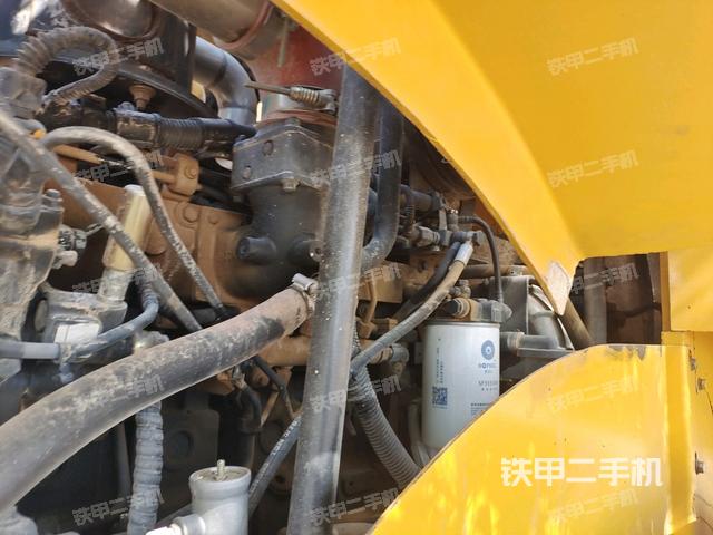 散熱器全景（壓路機(jī)發(fā)動(dòng)機(jī)艙）