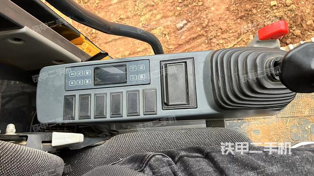 座椅左側(cè)控制臺/音響/含左手柄(駕駛室部分) 座椅左側(cè)控制臺/音響/含左手柄(駕駛室部分)