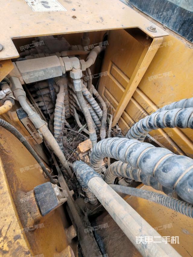 駕駛室頂部(整機(jī)外觀) 駕駛室頂部(整機(jī)外觀)