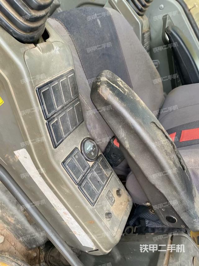 座椅右側(cè)控制臺(tái)/鑰匙門/油門/含右手柄（駕駛室部分）