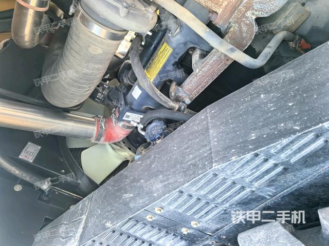 發(fā)動機(jī)上部全景（壓路機(jī)發(fā)動機(jī)艙）