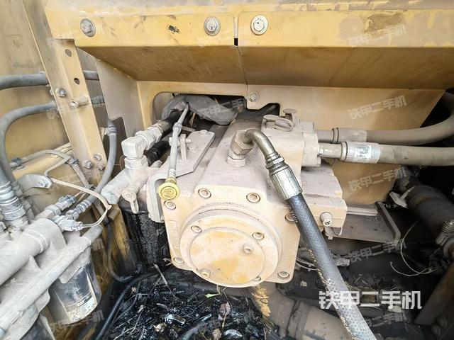 液压泵舱室正面整体（整机外观）