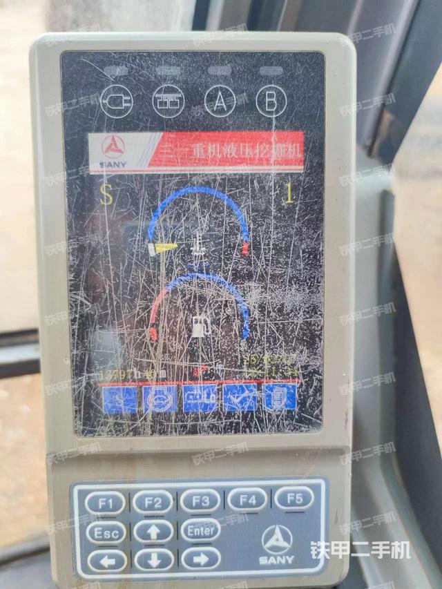 駕駛室頂部(整機(jī)外觀) 駕駛室頂部(整機(jī)外觀)