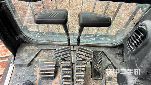 行走控制手柄和踏板?俯拍(駕駛室部分) 行走控制手柄和踏板?俯拍(駕駛室部分)