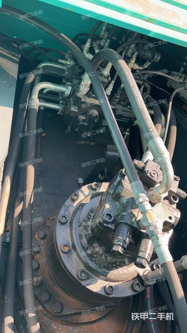 回轉(zhuǎn)馬達(dá)和主控閥(整機(jī)外觀) 回轉(zhuǎn)馬達(dá)和主控閥(整機(jī)外觀)