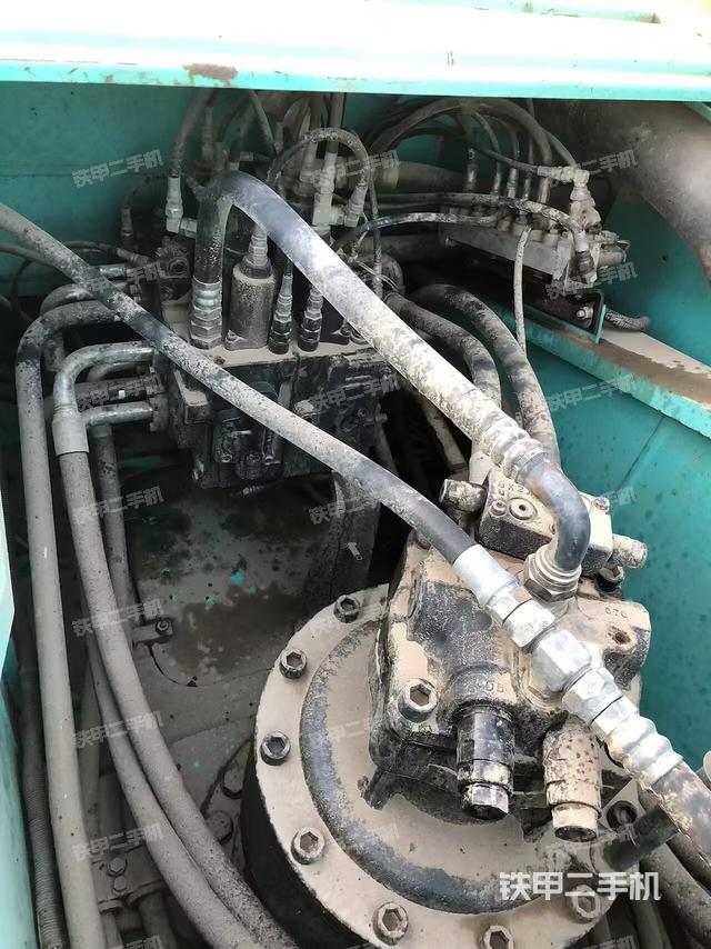 回轉(zhuǎn)馬達(dá)和主控閥（整機(jī)外觀）