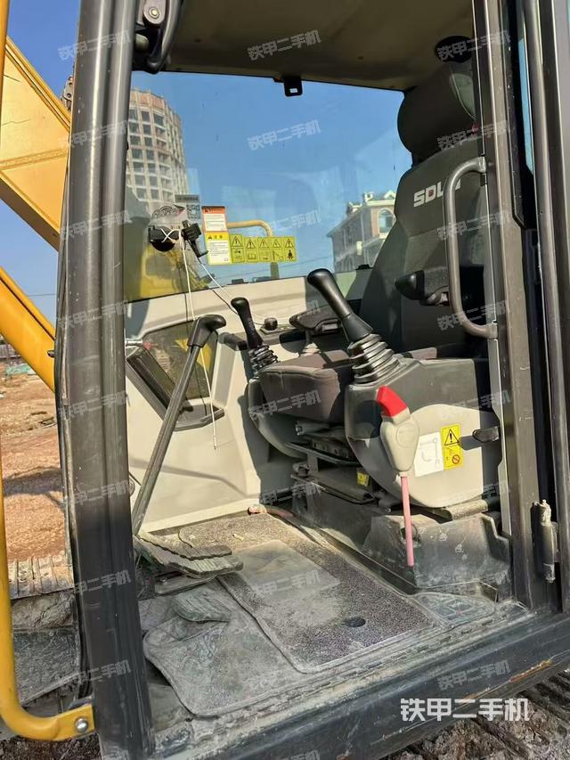 駕駛室整體(整機(jī)外觀) 駕駛室整體(整機(jī)外觀)