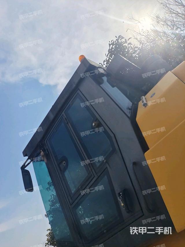 左側(cè)正面照（壓路機(jī)駕駛室）