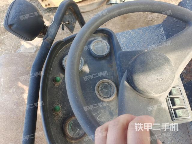 操作臺(tái)全景（壓路機(jī)駕駛室）