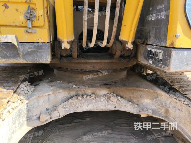 轉(zhuǎn)盤和下車架正前(工作和回轉(zhuǎn)裝置) 轉(zhuǎn)盤和下車架正前(工作和回轉(zhuǎn)裝置)