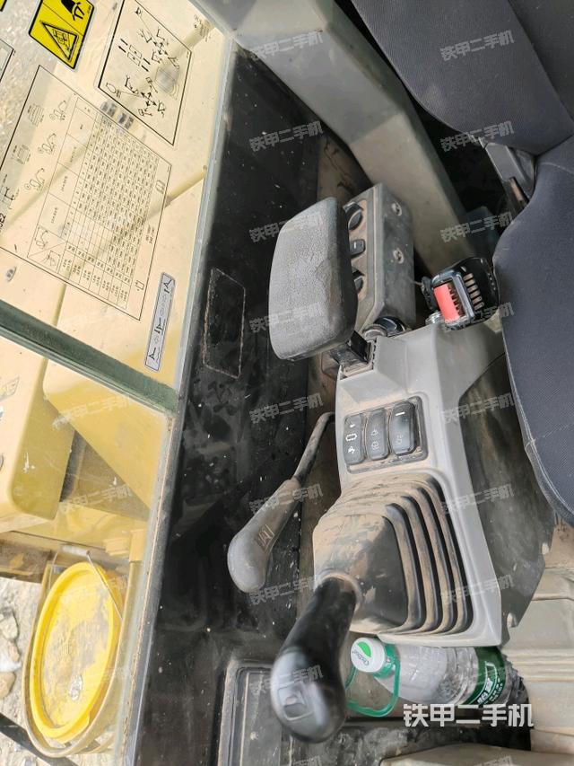 行走控制手柄和踏板?俯拍(駕駛室部分) 行走控制手柄和踏板?俯拍(駕駛室部分)