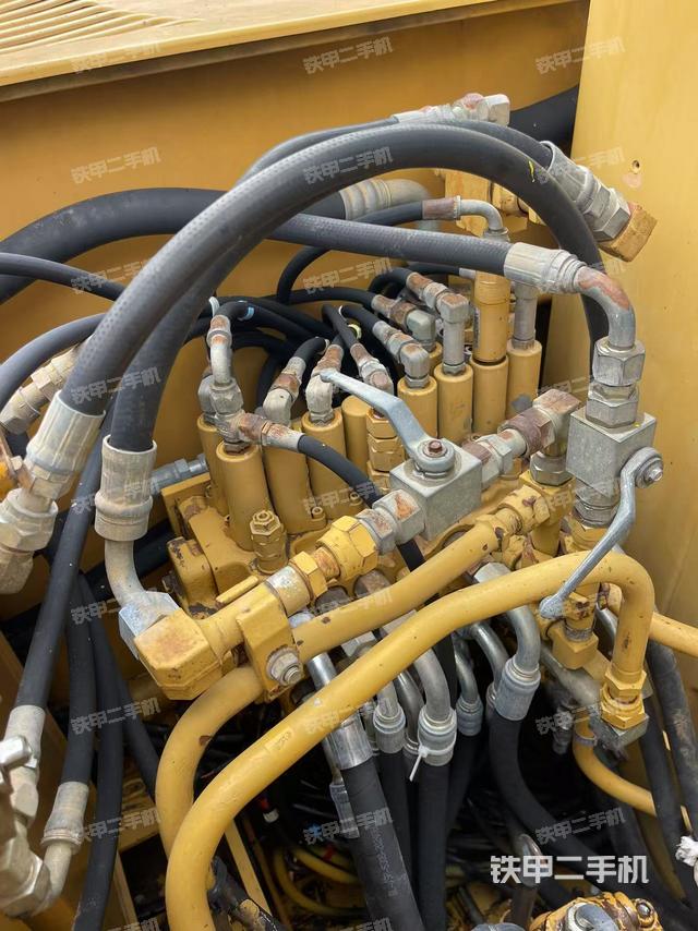 回转马达和主控阀（整机外观）