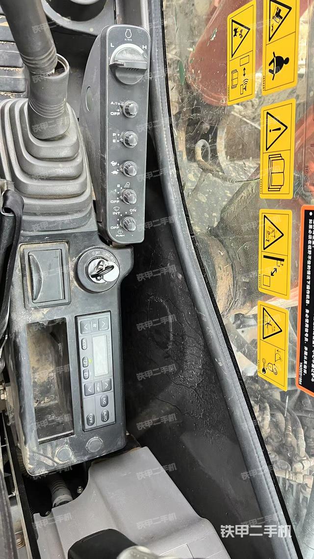 座椅右側(cè)控制臺(tái)/鑰匙門(mén)/油門(mén)/含右手柄（駕駛室部分）